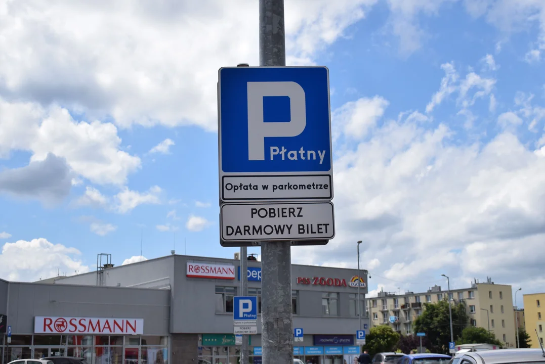 Płatny parking przy centrum handlowo-usługowym w Zgierzu