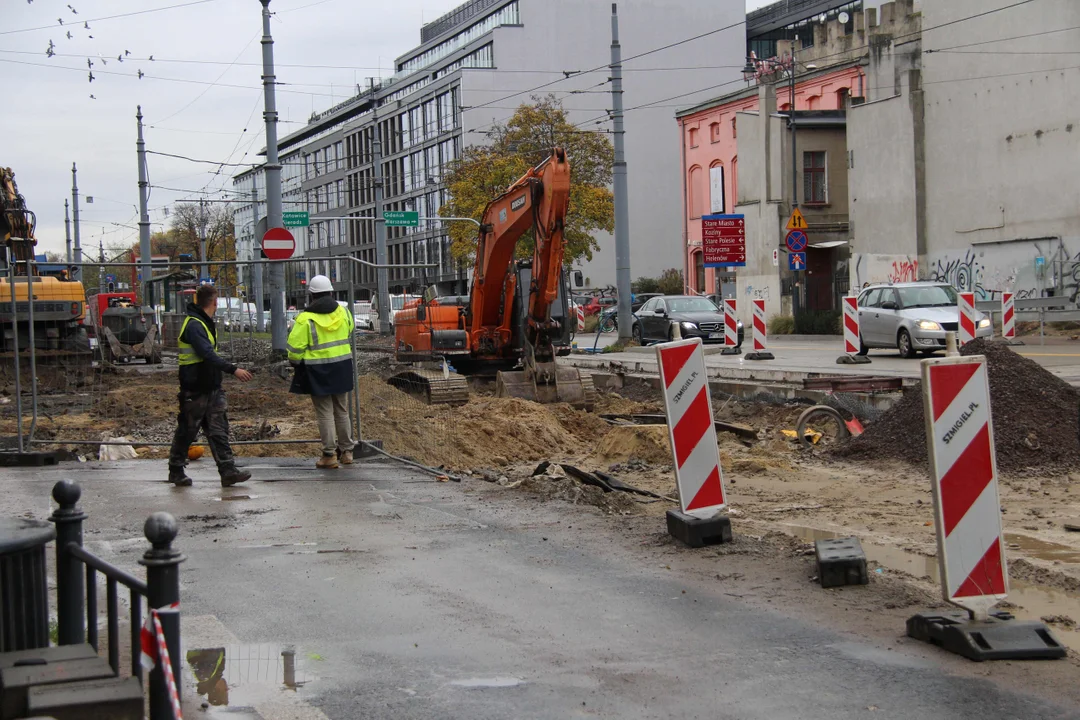 Uszkodzona rura na ul. Legionów w Łodzi