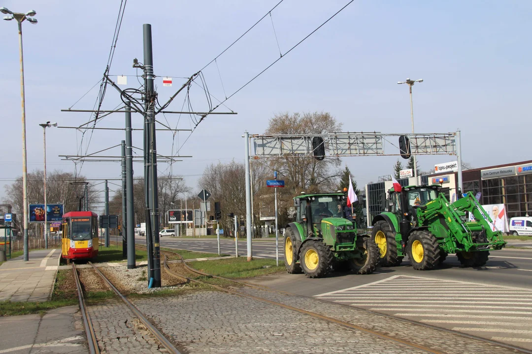 Protest rolników w Łodzi - skrzyżowanie Aleksandrowska/Szczecińska