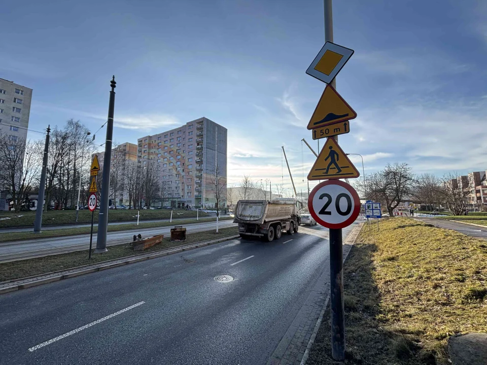 Demontaż starej kładki na łódzkiej Retkini