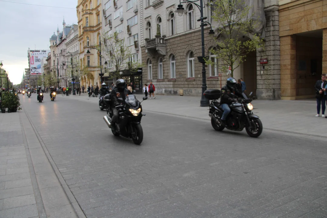 Wielka parada motocyklowa na ulicy Piotrkowskiej w Łodzi