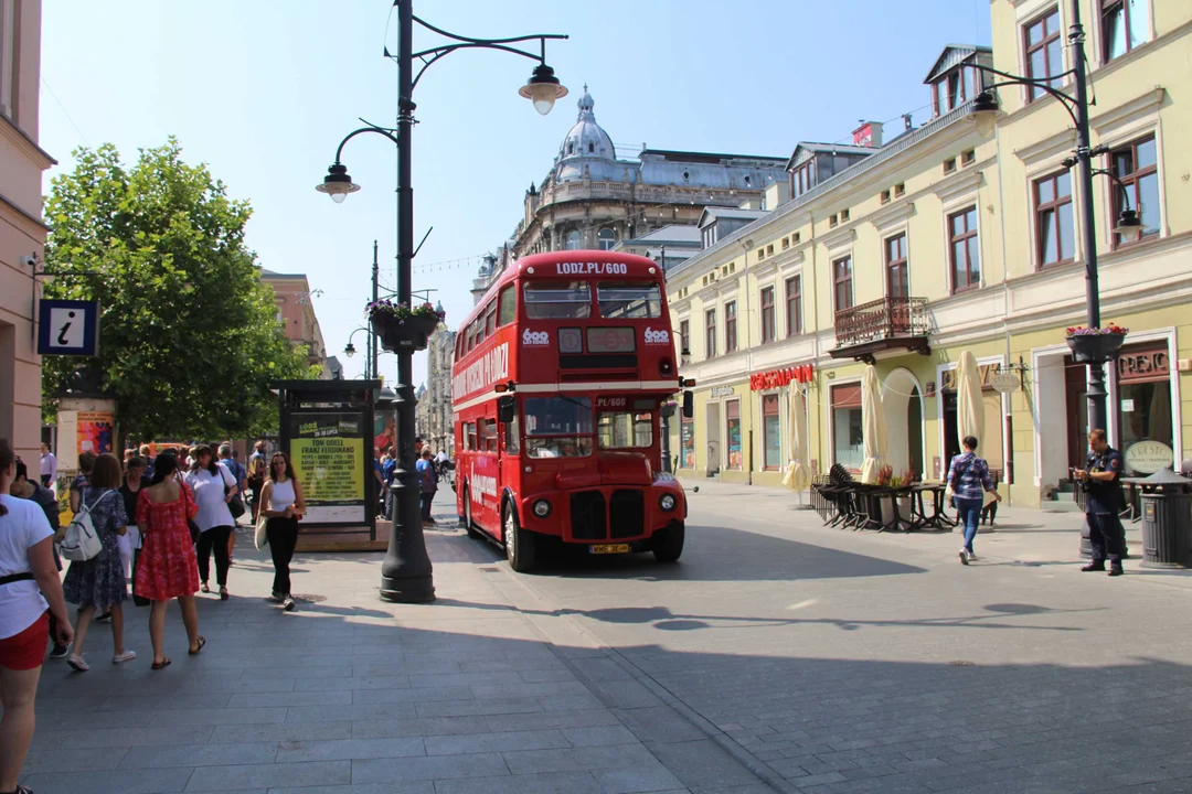 Piętrowy autobus turystyczny przemierza szlakiem łódzkich zabytków