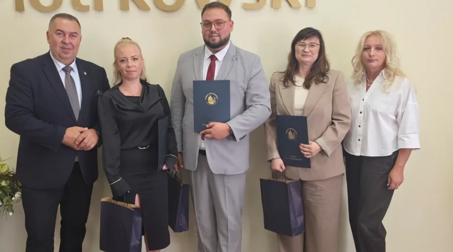 Nauczyciele z powiatu piotrkowskiego odebrali akty mianowania