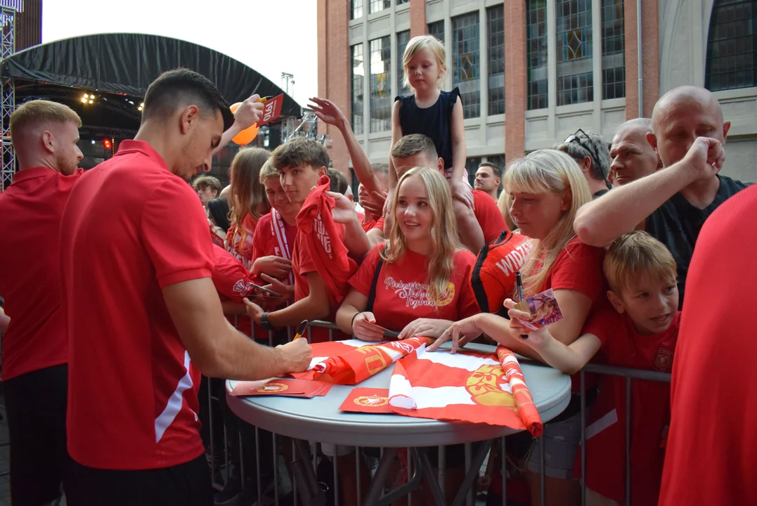 Widzew w nowym składzie. Piłkarze zaprezentowali się w Fuzji. Nie zabrakło niespodzianek [ZDJĘCIA] - Zdjęcie główne