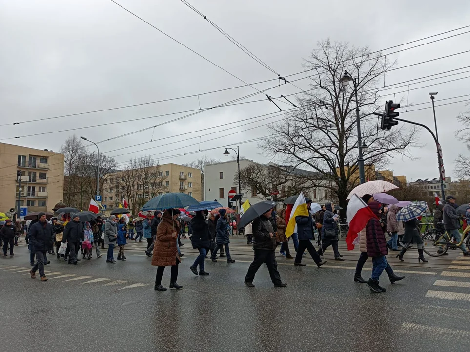 Marsz papieski w Łodzi. Setki łodzian ruszyło ulicami miasta [zdjęcia]