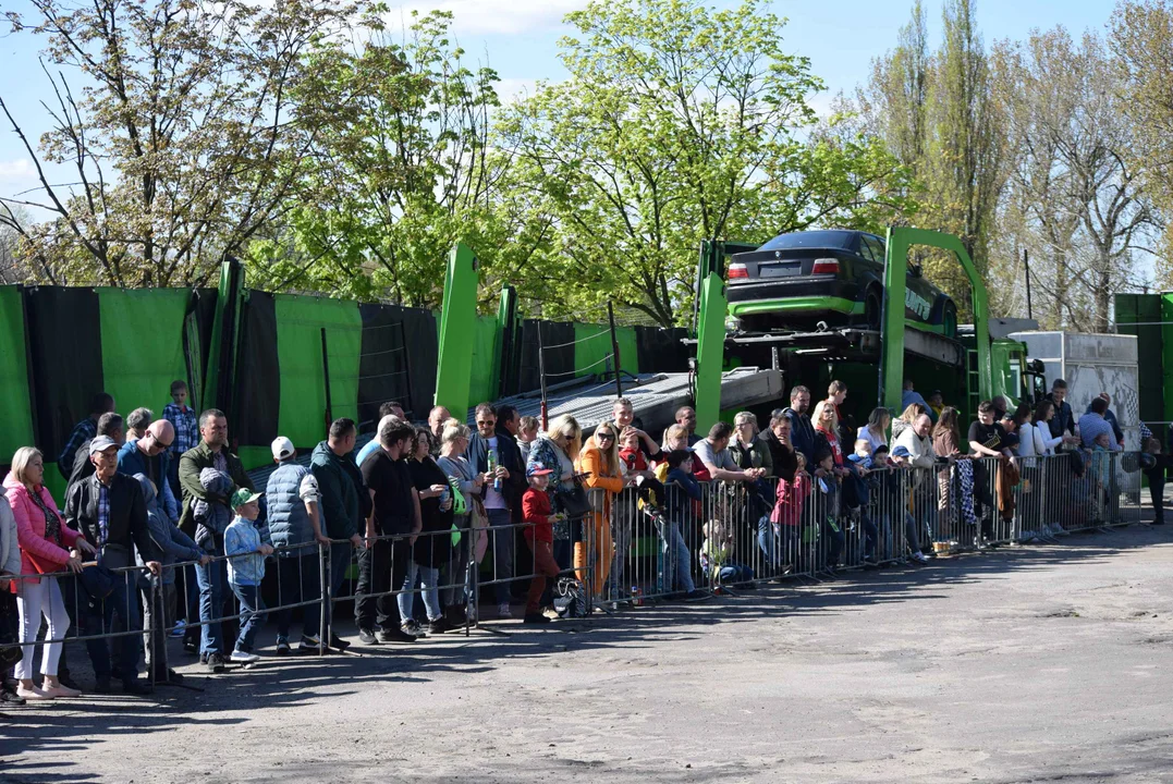 Giganty na czterech kołach zrobiły duże show! Widowiskowy pokaz monster trucków