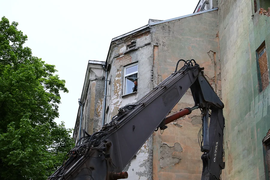 Kamienica przy Kilińskiego 49, w końcu, zostanie zburzona. Wiemy kiedy wrócą tramwaje