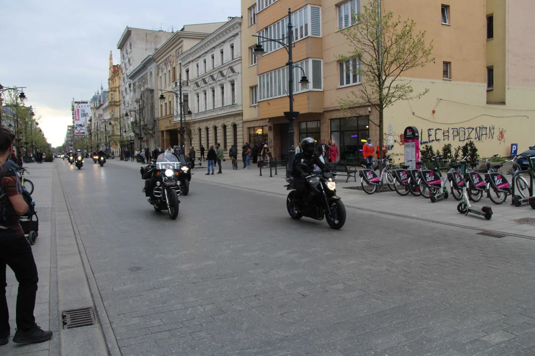 Wielka parada motocyklowa na ulicy Piotrkowskiej w Łodzi