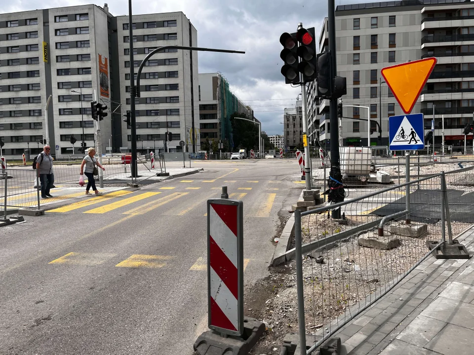 Asfaltowanie kolejnych skrzyżowań ulicy Jana III Sobieskiego odbędzie się  w nadchodzący weekend. Kierowcy i pasażerowie komunikacji miejskiej muszą przygotować się na zmiany w ruchu przy skrzyżowaniach ulicami Mangalia, Czarnomorska oraz w rejonie alei Witosa