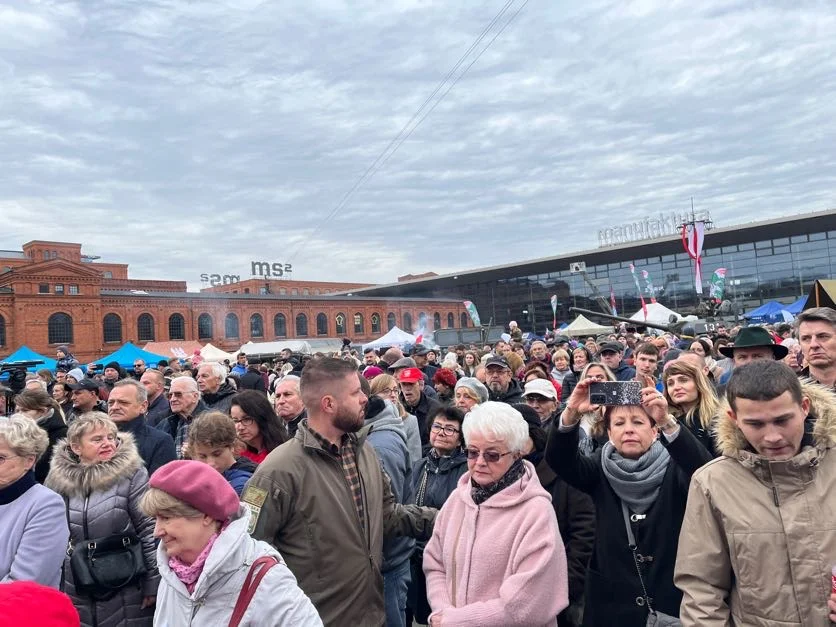 Obchody Święta Niepodległości w Łodzi na rynku Manufaktury