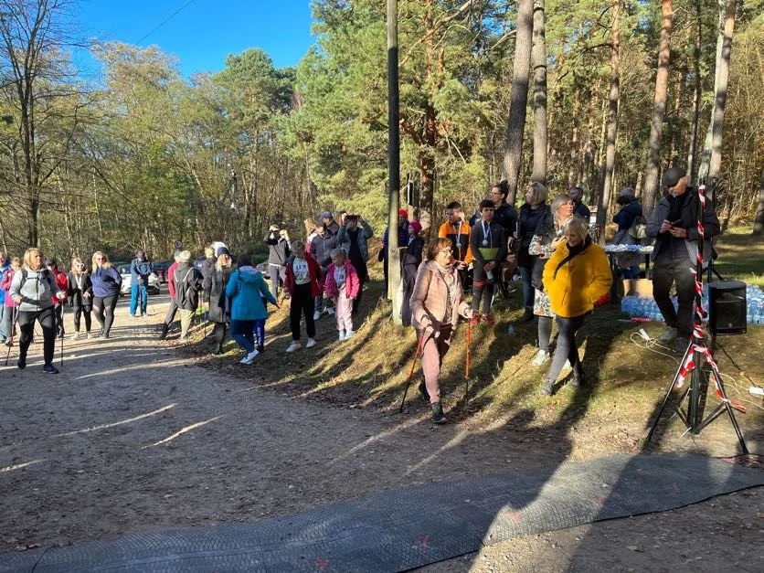 VIII edycja Spaceru i Biegu do Niepodległości w Grotnikach. Piękna pogoda zachęcała do aktywnego spędzania czasu!