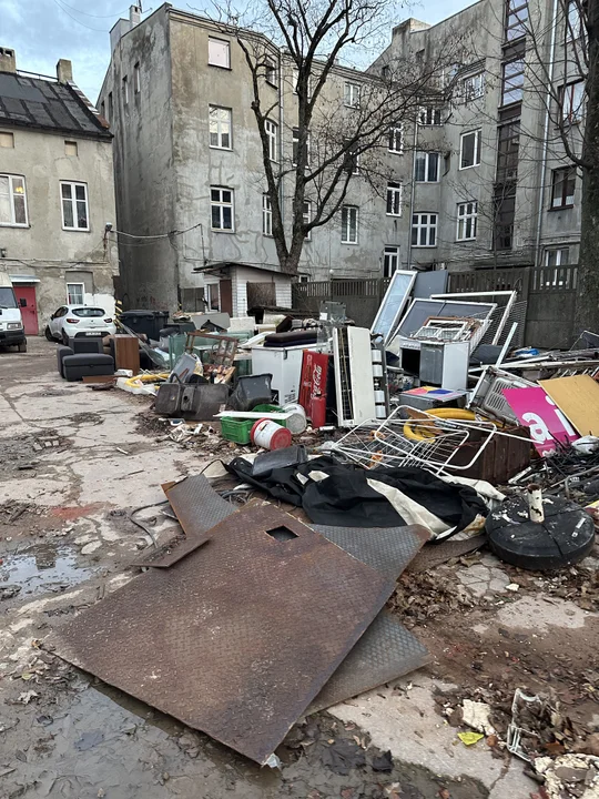 Podwórko w centrum Łodzi tonie w śmieciach. Nie jest to jednak dzikie wysypisko