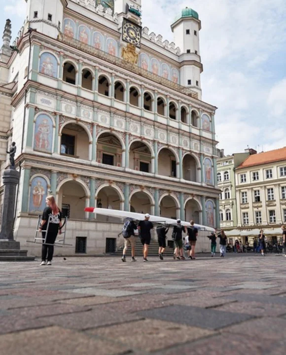 Maszerowali przez miasto z łódkami i wiosłowali na Starym Rynku. O co chodzi? - Zdjęcie główne