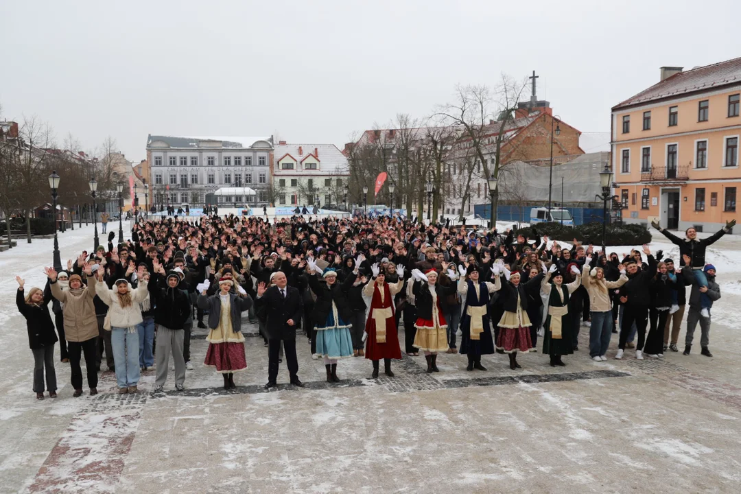 Polonez maturzystów na Starym Rynku. To już 21. raz! [ZDJĘCIA] - Zdjęcie główne