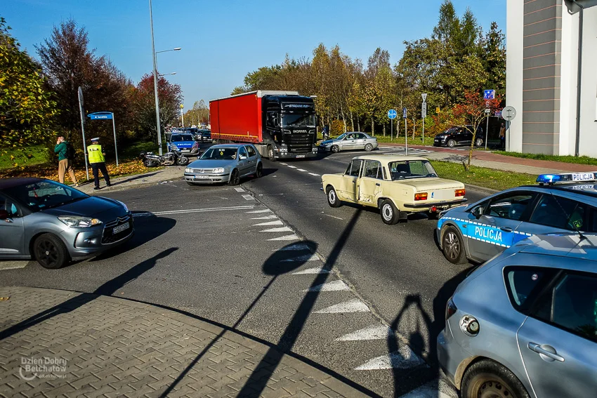 Wypadek na al. Wyszyńskiego. Policyjny motocykl zderzył się z osobówką