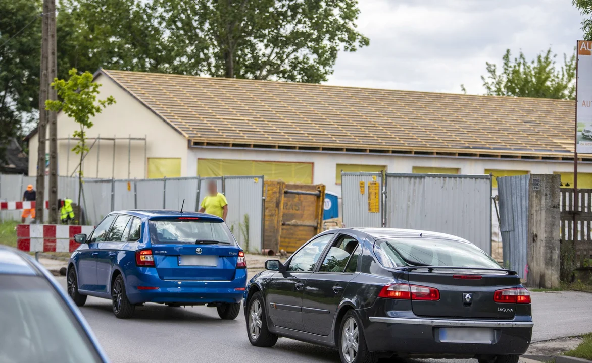 Nowy market w budowie. Ulica rozkopana, tworzą się korki [FOTO] - Zdjęcie główne