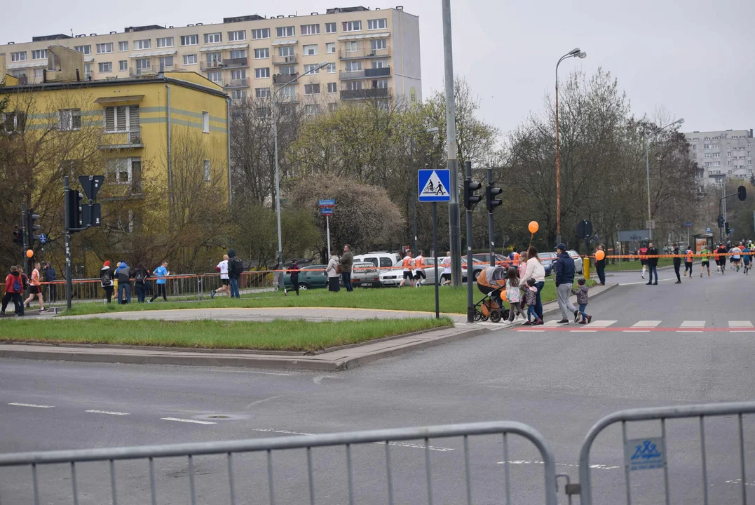 DOZ Maraton ulicami miasta. Zobacz zdjęcia z biegu głównego