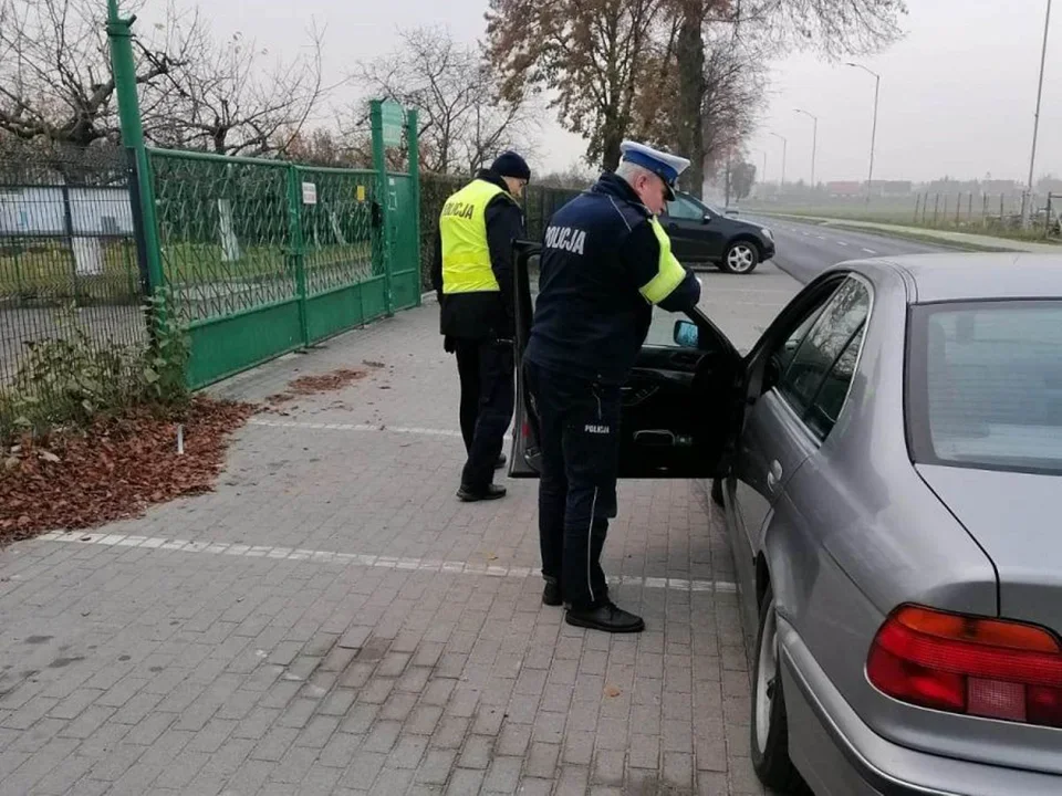 Kierowcy nie muszą mieć przy sobie dowodu rejestracyjnego. To nie znaczy, że możesz o tym dokumencie po prostu zapomnieć! Zobacz, za co grozi mandat! - Zdjęcie główne