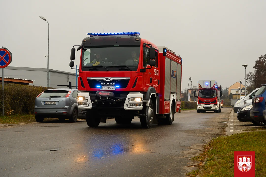 Zastępy straży przed halą produkcyjną w Zgierzu