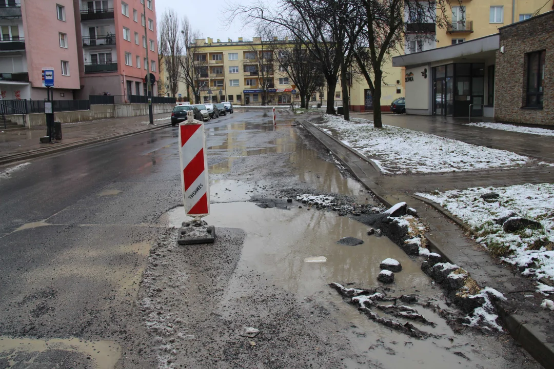 Dziury w drogach na Bałutach