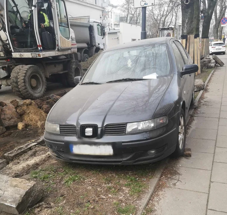 Samochód blokujący remont ul. Brzeźnej stoi w innym miejscu. Kto je przestawił? [ZDJĘCIA] - Zdjęcie główne