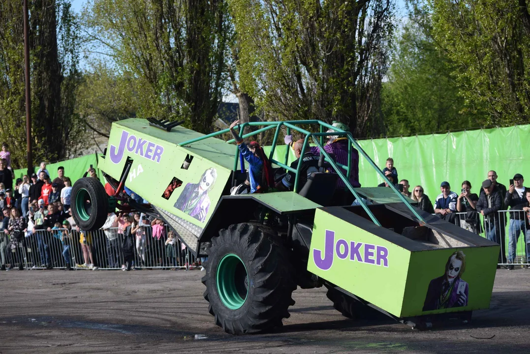 Giganty na czterech kołach zrobiły duże show! Widowiskowy pokaz monster trucków