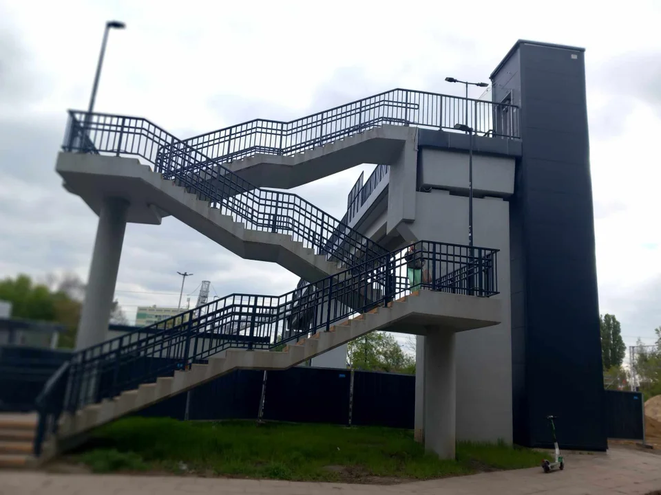 Łódzki absurd. Windy wybudowane na kładce na ulicy Srebrzyńskiej zaczną działać? Zmienił się właśnie właściciel obiektu - Zdjęcie główne