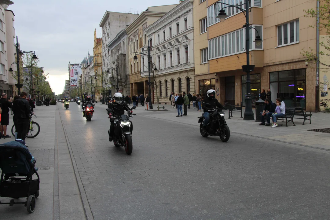 Wielka parada motocyklowa na ulicy Piotrkowskiej w Łodzi