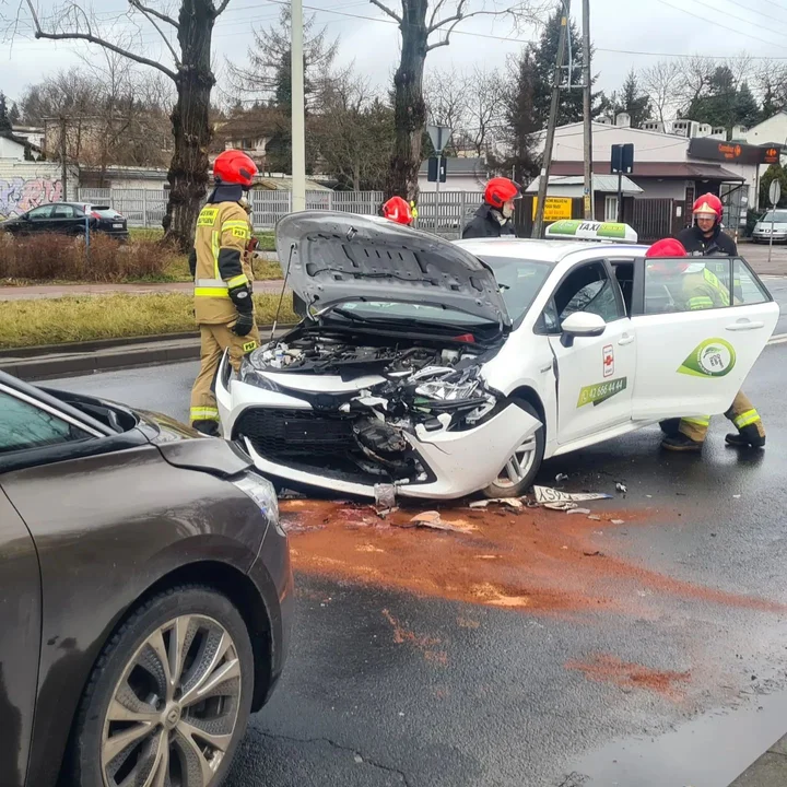 Wypadek na ulicy Retkińskiej. Do szpitala przewieziono matkę i noworodka - Zdjęcie główne