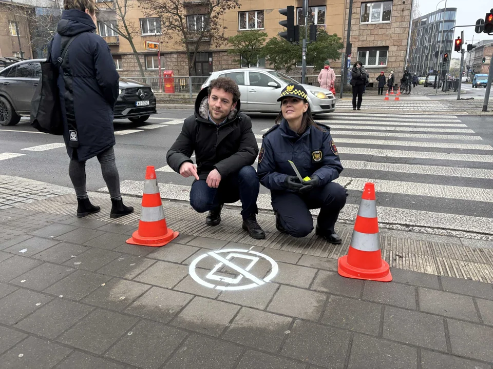 Przy łódzkich przejściach dla pieszych pojawiły się nowe piktogramy