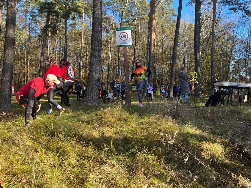 VIII edycja Spaceru i Biegu do Niepodległości w Grotnikach. Piękna pogoda zachęcała do aktywnego spędzania czasu!