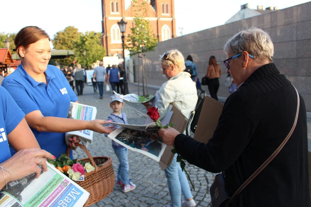 KCI rozdaje róże i gazety na kutnowskim Święcie Róży