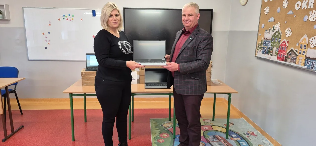 Nowe laptopy i tablety dla uczniów. Podpisano umowę (ZDJĘCIA) - Zdjęcie główne