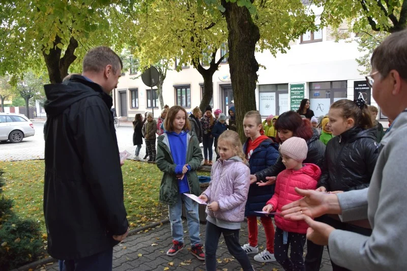 Ogólnopolski Dzień Głośnego Czytania i Światowy Dzień Serca w Zelowie. Uczniowie szkoły podstawowej uczcili oba wydarzenia [FOTO] - Zdjęcie główne