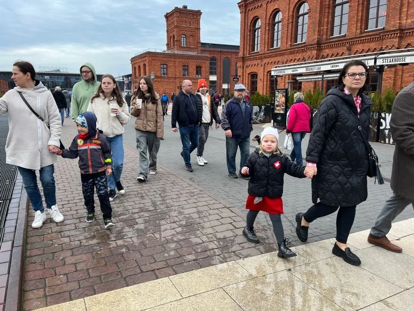 Obchody Święta Niepodległości w Łodzi na rynku Manufaktury