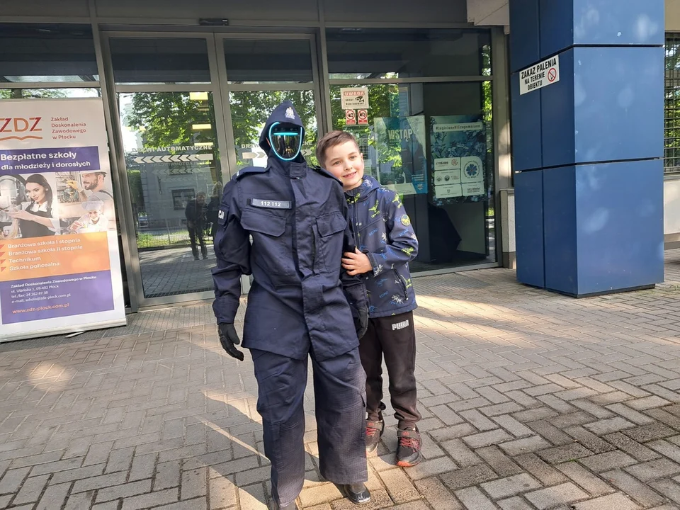 Noc Muzeów w płockiej komendzie. Zwiedzających powitał... humanoidalny robot [ZDJĘCIA]