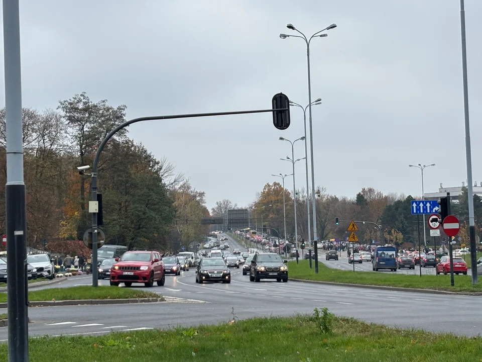 Korki w okolicach cmentarza na Dołach