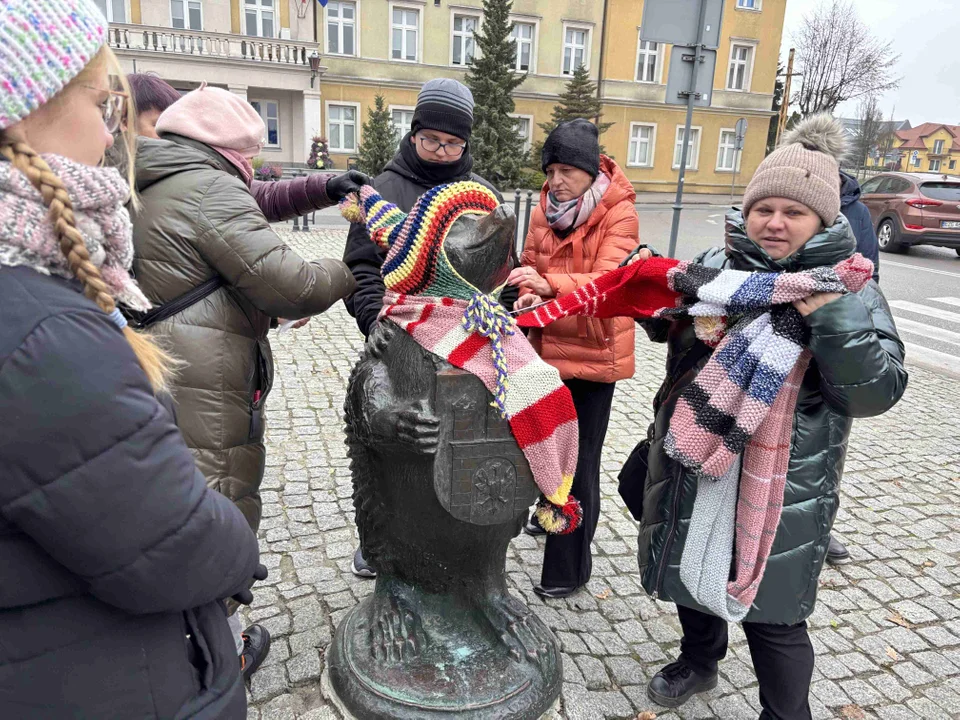 Pomnik w centrum miasta udekorowany przez grupę „Zamontanki”