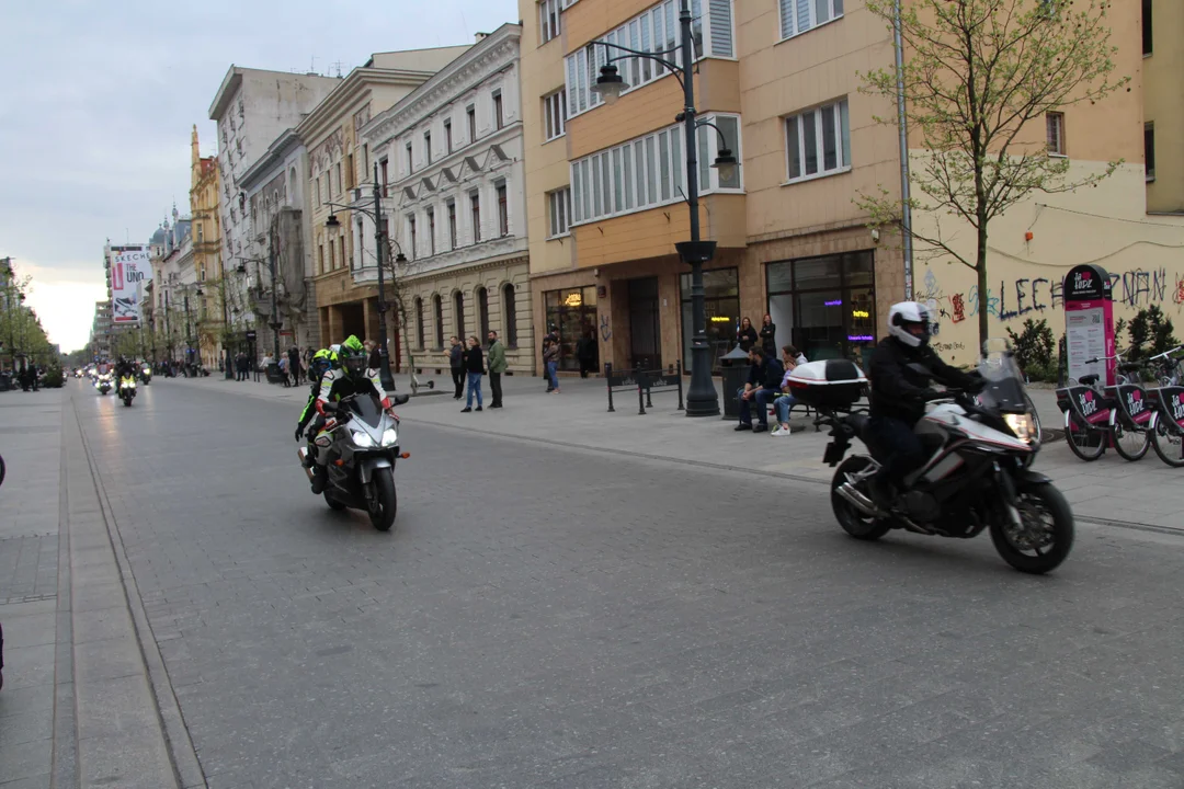 Wielka parada motocyklowa na ulicy Piotrkowskiej w Łodzi