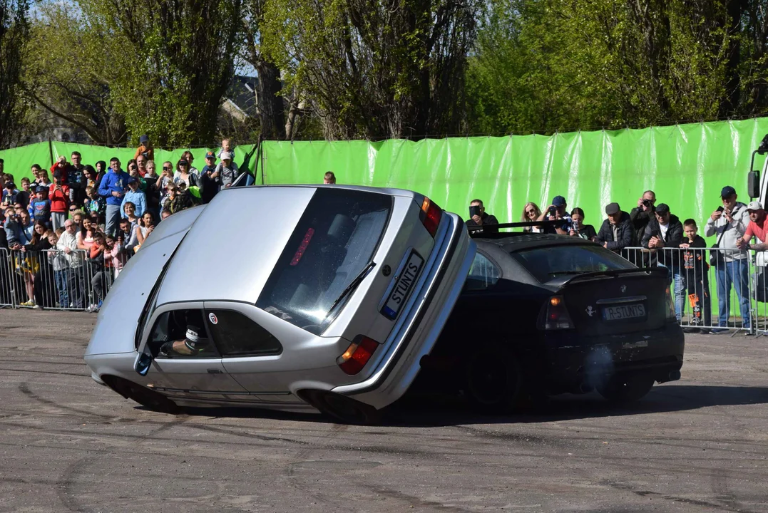 Giganty na czterech kołach zrobiły duże show! Widowiskowy pokaz monster trucków