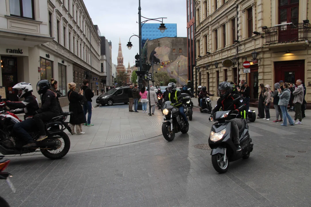 Wielka parada motocyklowa na ulicy Piotrkowskiej w Łodzi