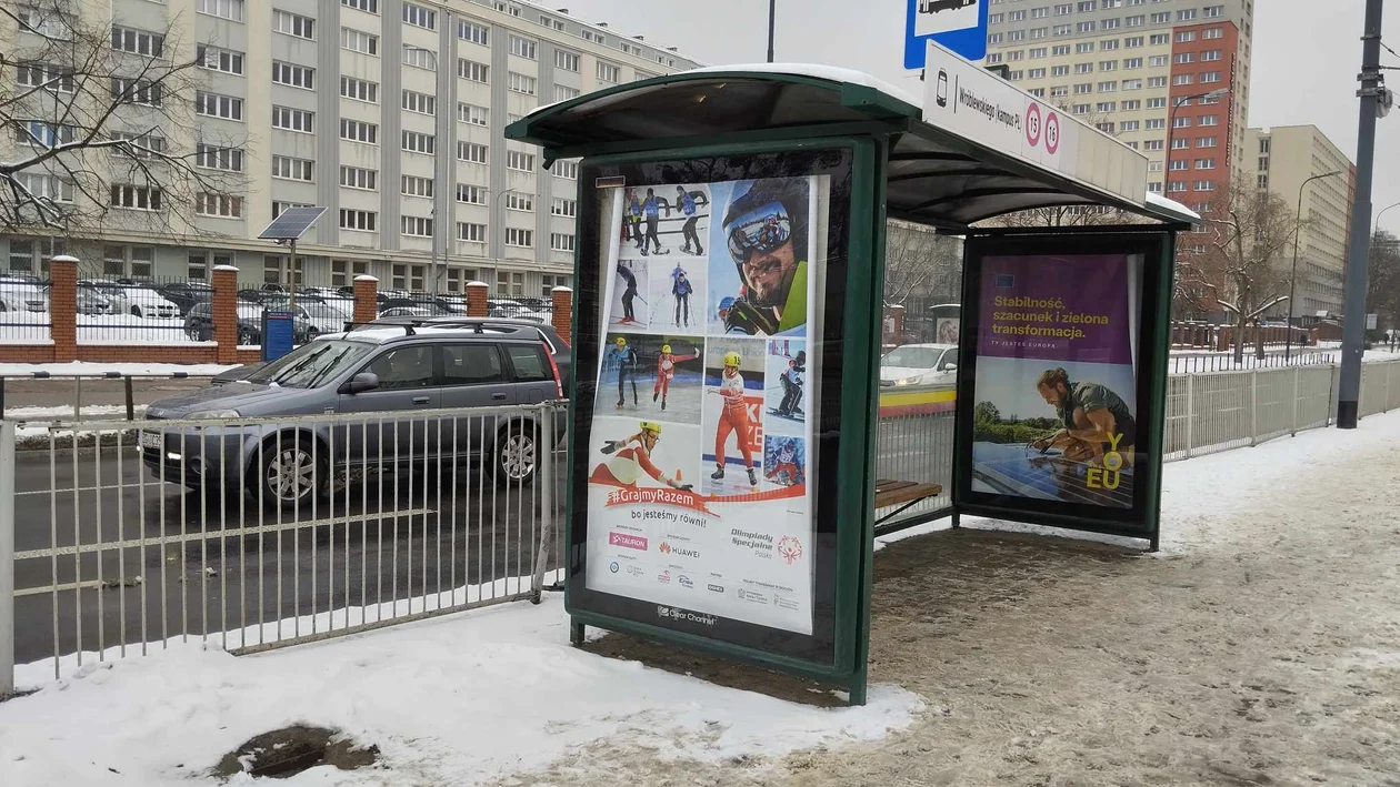 Niezabezpieczony właz przy przystanku MPK Łódź na al. Politechniki w Łodzi