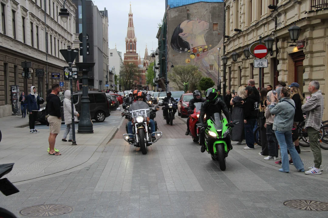 Wielka parada motocyklowa na ulicy Piotrkowskiej w Łodzi