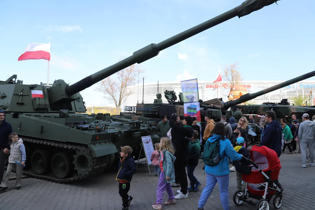 Wojsko zrobiło furorę. Setki osób na targach [ZDJĘCIA]