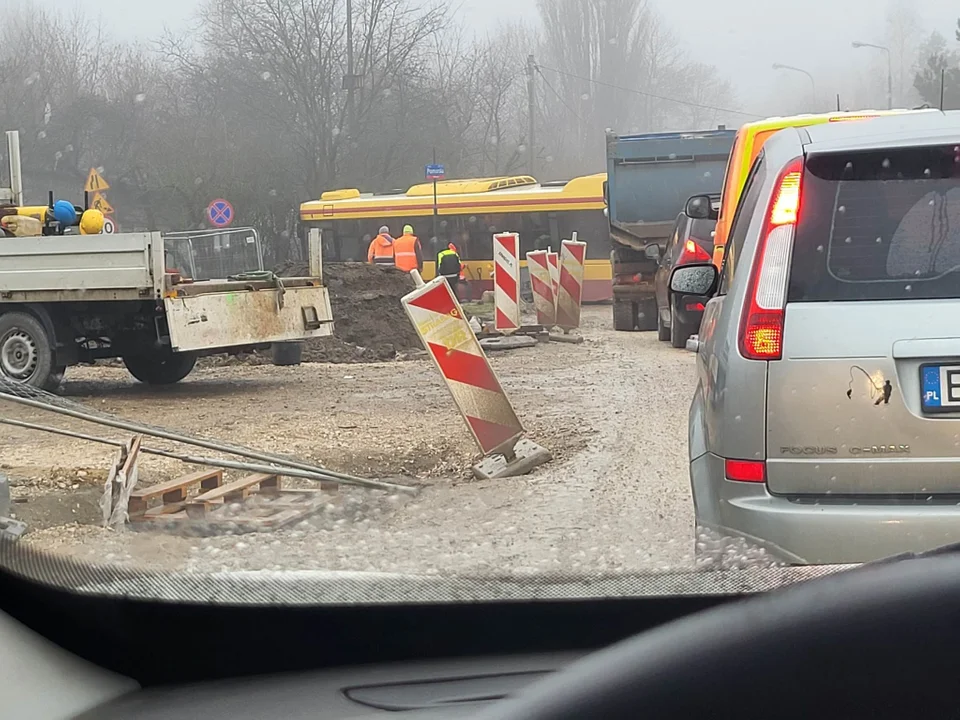 Duże utrudnienia dla podróżnych MPK. Autobus nie zmieścił się przez prace drogowe? - Zdjęcie główne