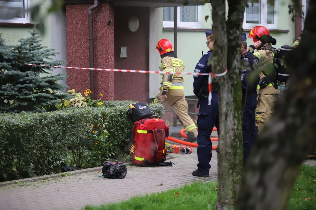 Trwa akcja gaśnicza w jednym z bloków w centrum Kutna. Doszło tam do pożaru w piwnicy