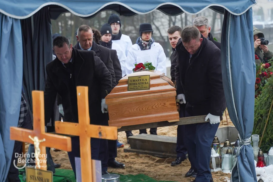 Tłumy żegnały zmarłą dyrektor szkoły. "Serce, pod wpływem którego topniały lody..." [FOTO] - Zdjęcie główne