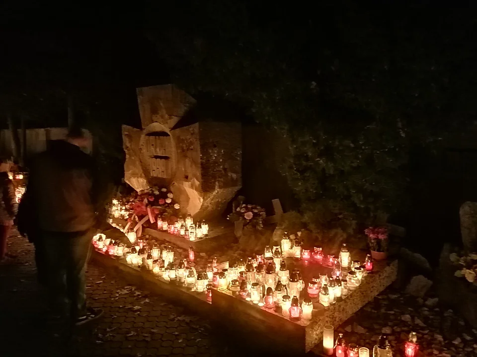 Zgierzanie i mieszkańcy okolic odwiedzili groby na cmentarzach w regionie