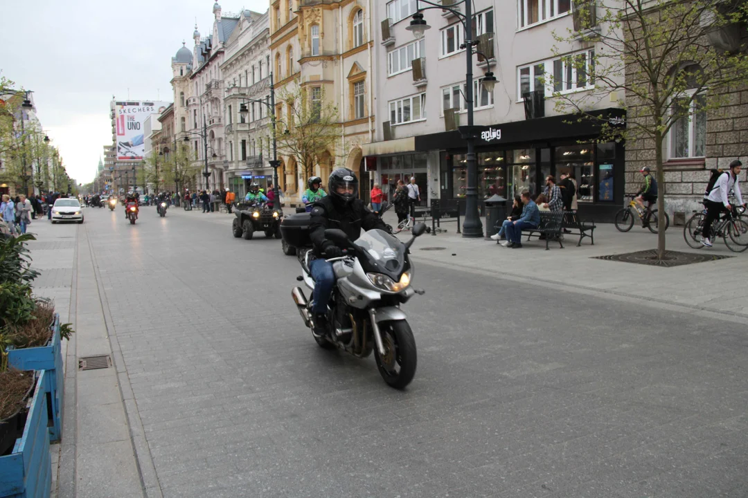 Wielka parada motocyklowa na ulicy Piotrkowskiej w Łodzi