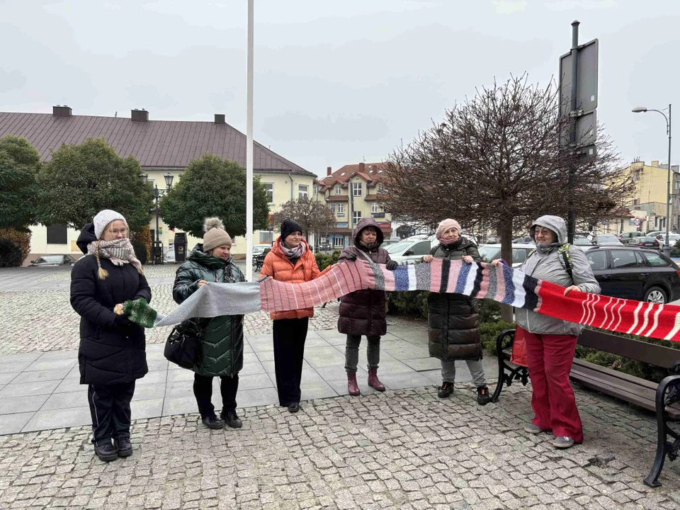 Pomnik w centrum miasta udekorowany przez grupę „Zamontanki”